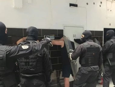 Φονικά όπλα για «πόλεμο» στις φυλακές Κορυδαλλού - Φωτογραφίες από την επιχείρηση των ΕΚΑΜ